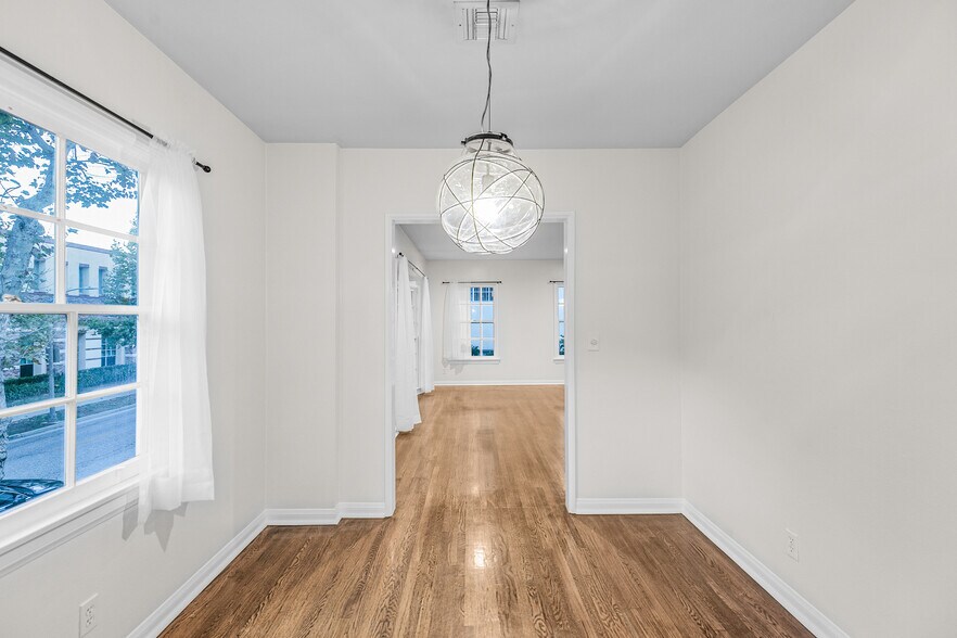 Building Photo - 222 S Rexford Dr