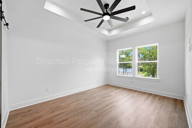 Building Photo - 2107 Esther Dr
