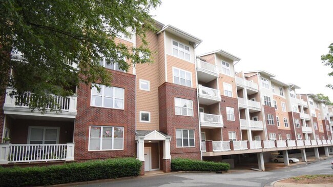 Building Photo - 1000 E Woodlawn Rd