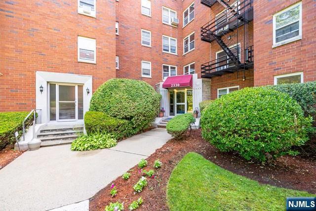 Building Photo - 2330 Linwood Ave