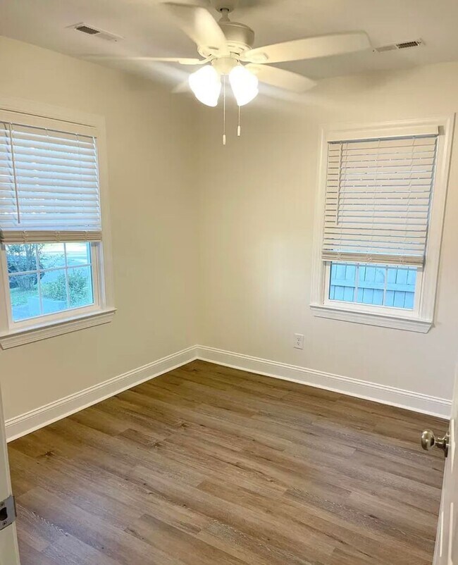 Building Photo - 3 Bed 1 Bath Single Family Brick Home