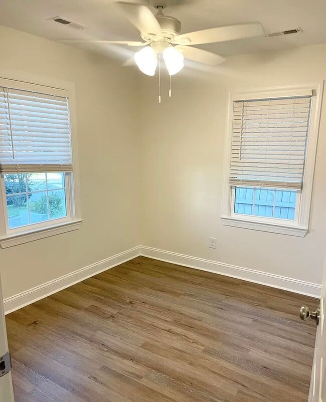 Building Photo - ***SPECIAL OFFER*** 3 Bed 1 Bath Single Family Brick Home