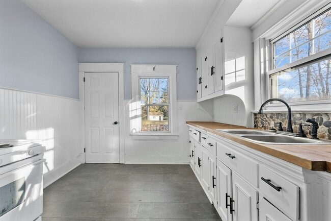 Building Photo - 906 Harrow Rd