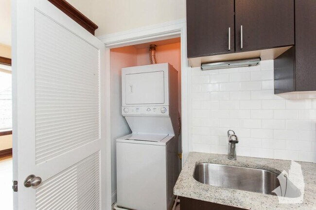 Building Photo - 2 bedroom in Chicago IL 60613