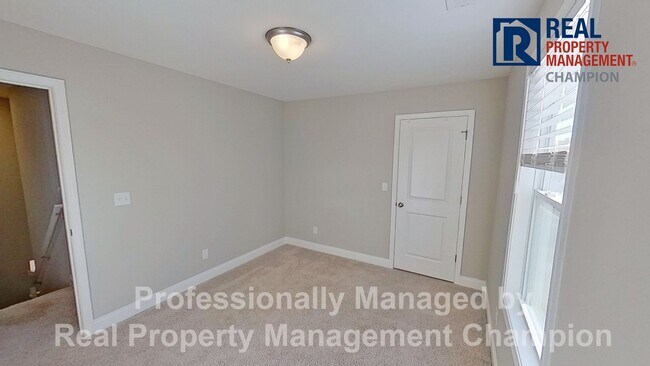 Building Photo - Spacious Home with Fenced Yard