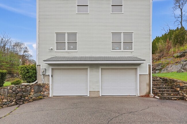Building Photo - 11 Roseanna Park Dr