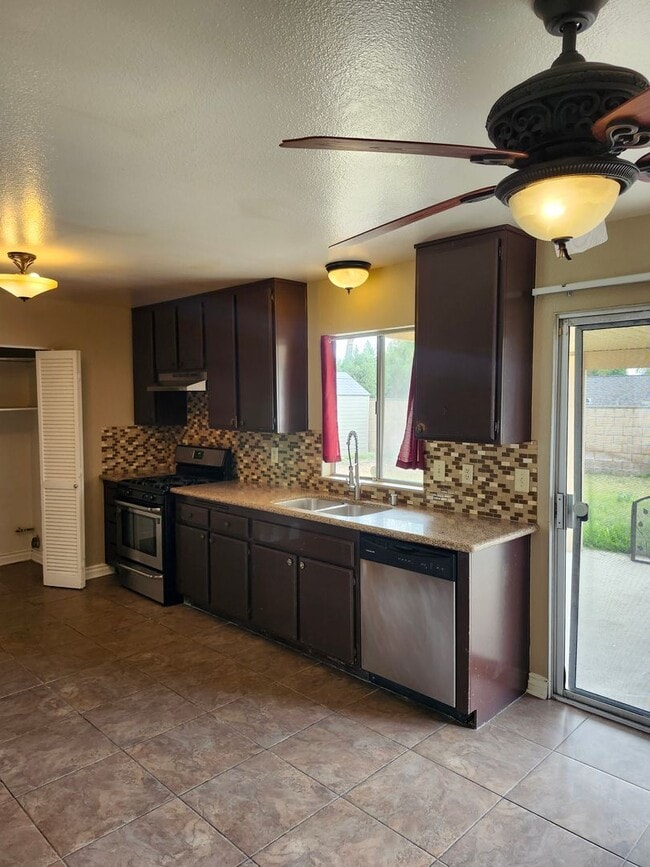 Building Photo - Inviting 3-Bedroom Home