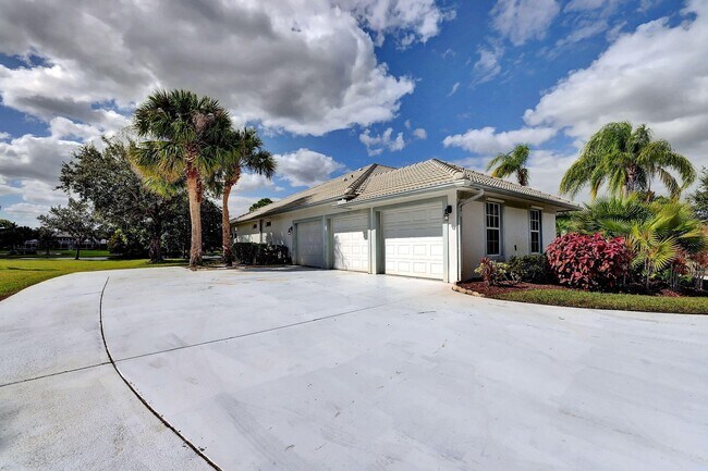 Building Photo - 8028 Plantation Lakes Dr