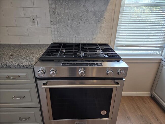 Building Photo - Crescent