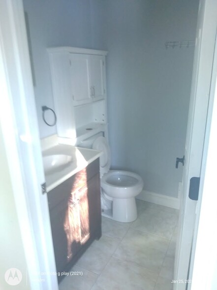 Full bathroom - 115 W Milton Ave