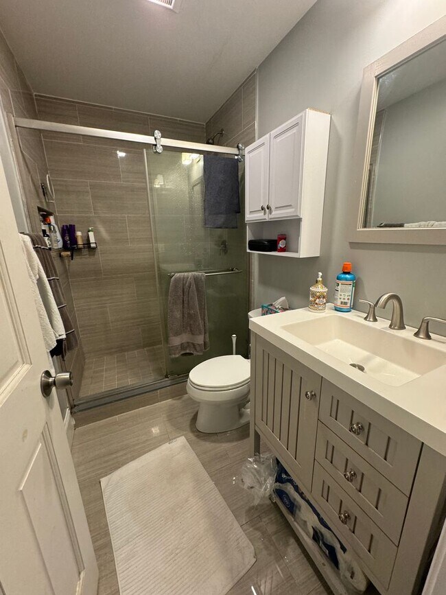 Building Photo - Great 4 bedroom w/ 2 full bathrooms - Northeastern