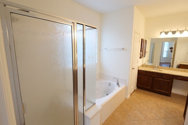 Building Photo - 6119 Lakenshire Falls Ln