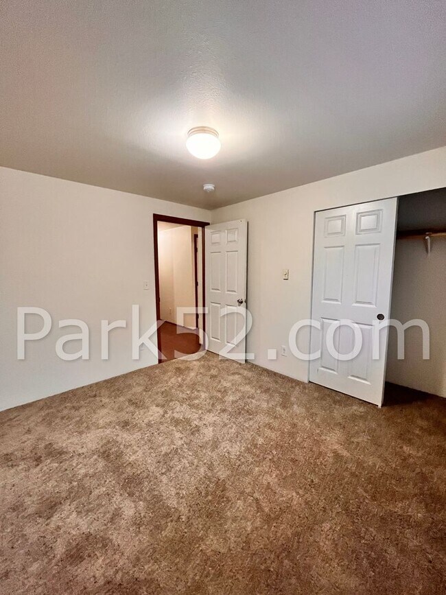 Building Photo - 2 Bedroom Ground Floor Apartment With Backyard