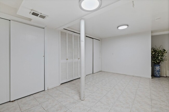 Building Photo - 67 Hicock Dr