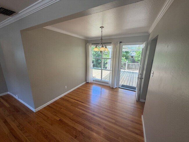 Building Photo - 2 Bedroom | 1 Bathroom | Single family in East Sacramento