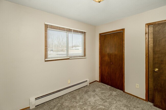 Building Photo - 2 Bed/1 Bath Apart- Off-Street Parking- Near Cub Foods- Available May 1