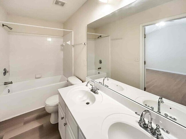 Building Photo - 4033 Edgecomb Dr