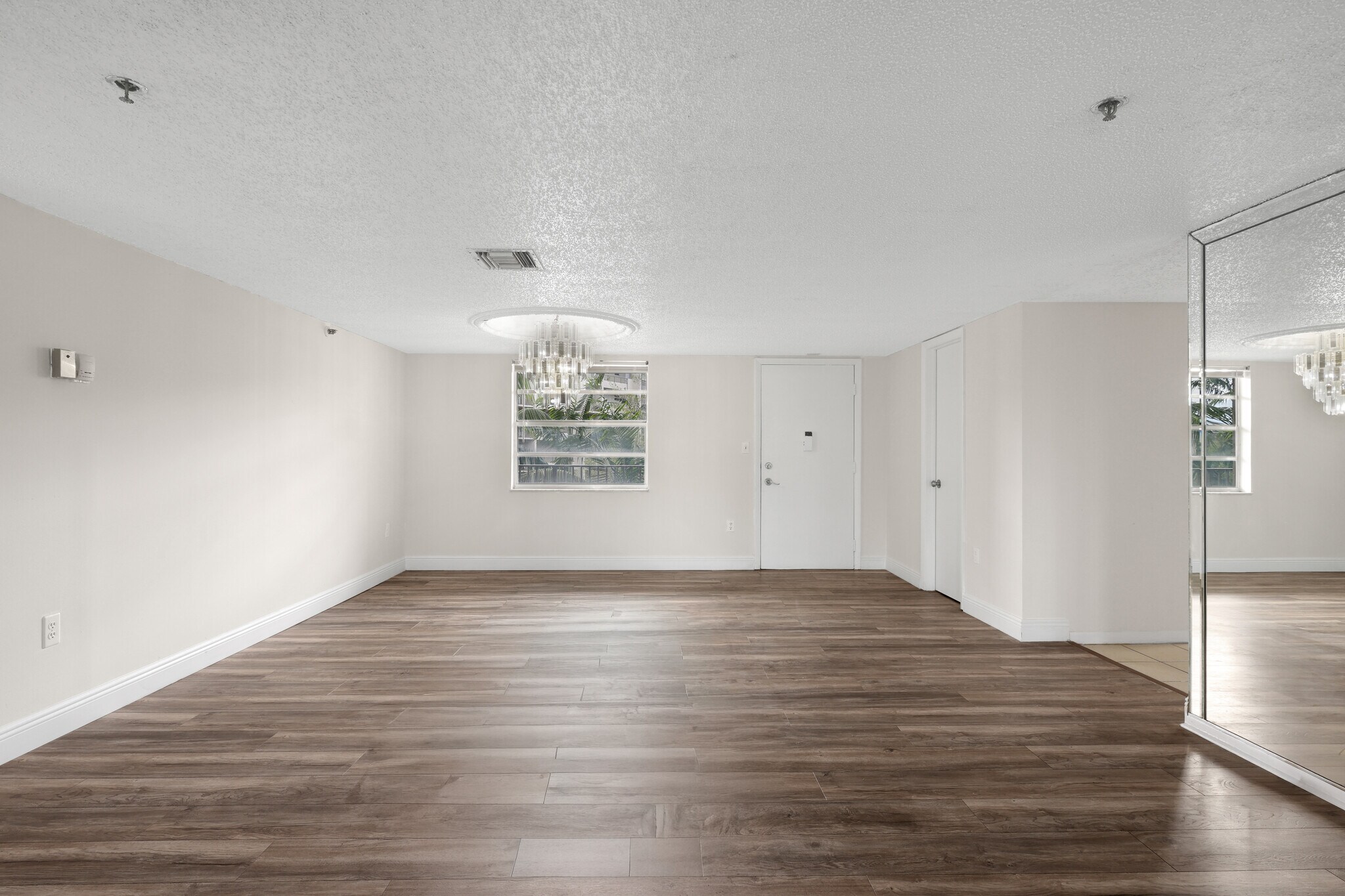 Dining Room - 3940 Inverrary Blvd