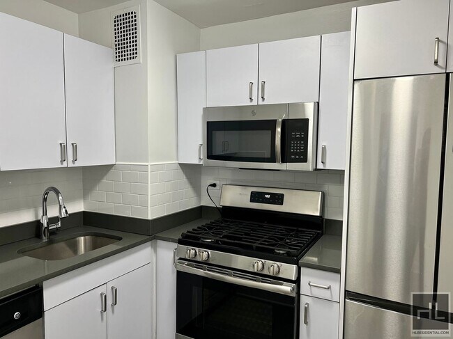 Building Photo - 5 AVENUE