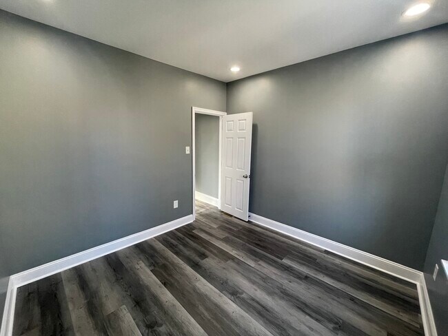 Building Photo - 1611 S Yewdall St