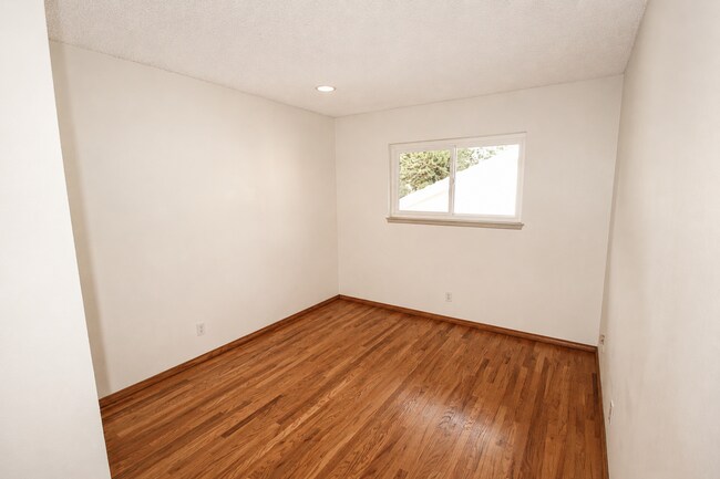 Building Photo - Spacious Corner Lot Home in Desirable Ventura Neighborhood!