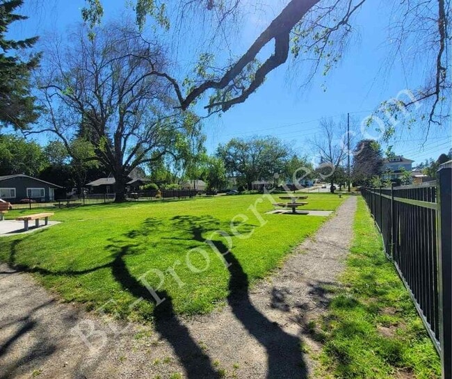 Building Photo - Central Tacoma Rambler