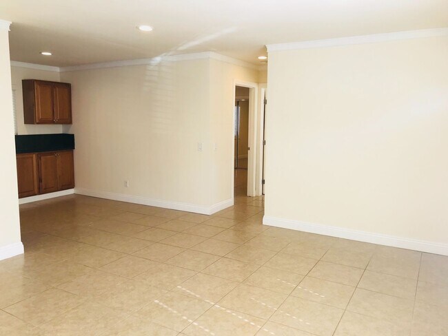 Building Photo - Ground Level Home La Jolla Village! Washer, Dryer, Parking, Upgraded Appliances! Walk to beaches!
