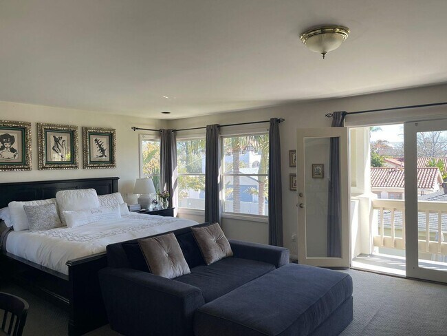 Building Photo - Spacious 5 bedroom home in Coronado's Village