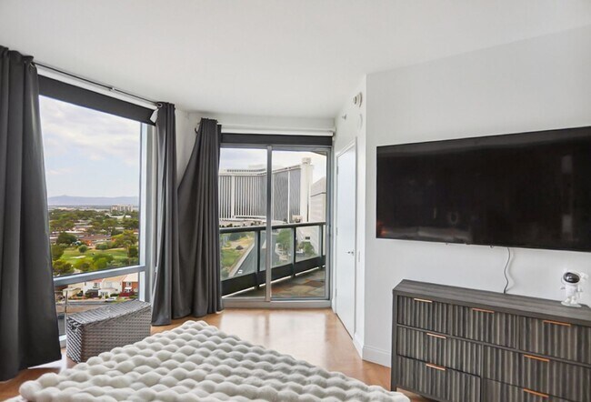 Building Photo - Turnberry Tower Beauty With Stunning Views