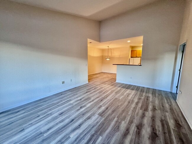 Building Photo - SW Littleton Top Floor Condo with Mountain Views!