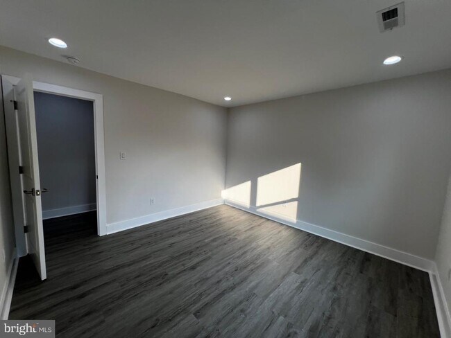 Building Photo - 920 Brompton St