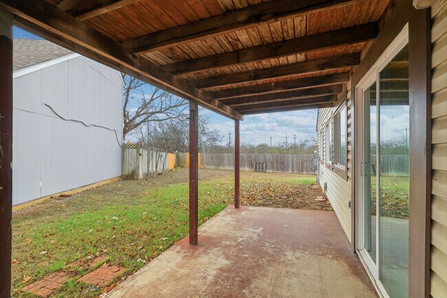 Building Photo - Northwest Crossing Retreat with Greenbelt Views