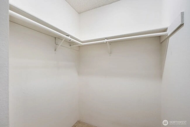 Building Photo - 3 Bedroom 2 Bathroom Plus Parking