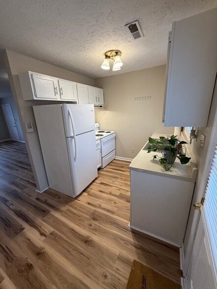 Building Photo - 719 Main St