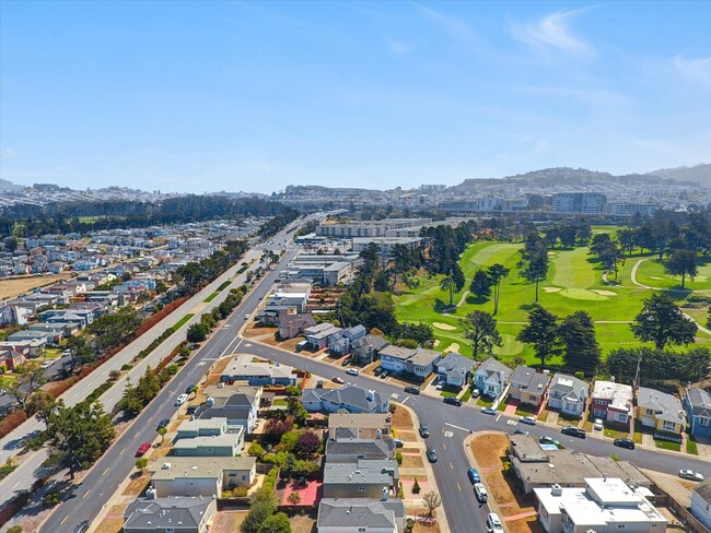 Building Photo - Spacious Westlake Home