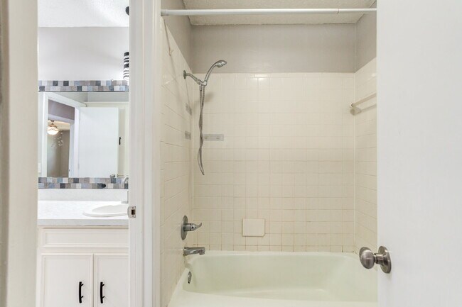Building Photo - Renovated Three-Bedroom home in Central Lu...