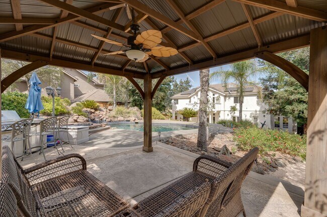 Building Photo - Luxury 4BR Home with Pool & Outdoor Kitche...
