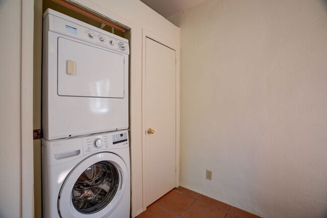Building Photo - 2 Bedroom plus Office in Main House & Stud...