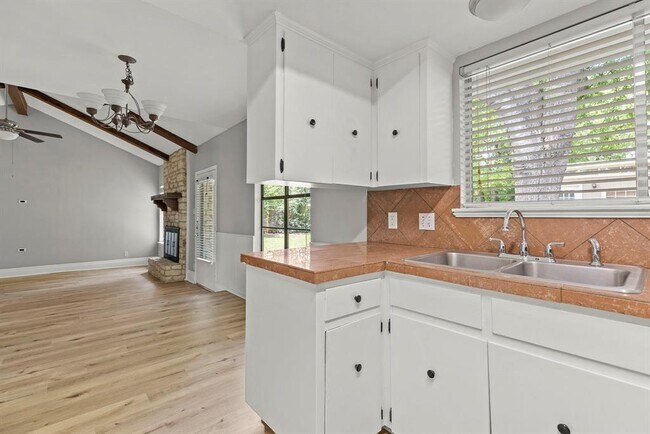 Building Photo - 618 Buckskin Dr