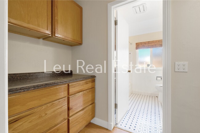 Building Photo - 6640 S Land Park Dr