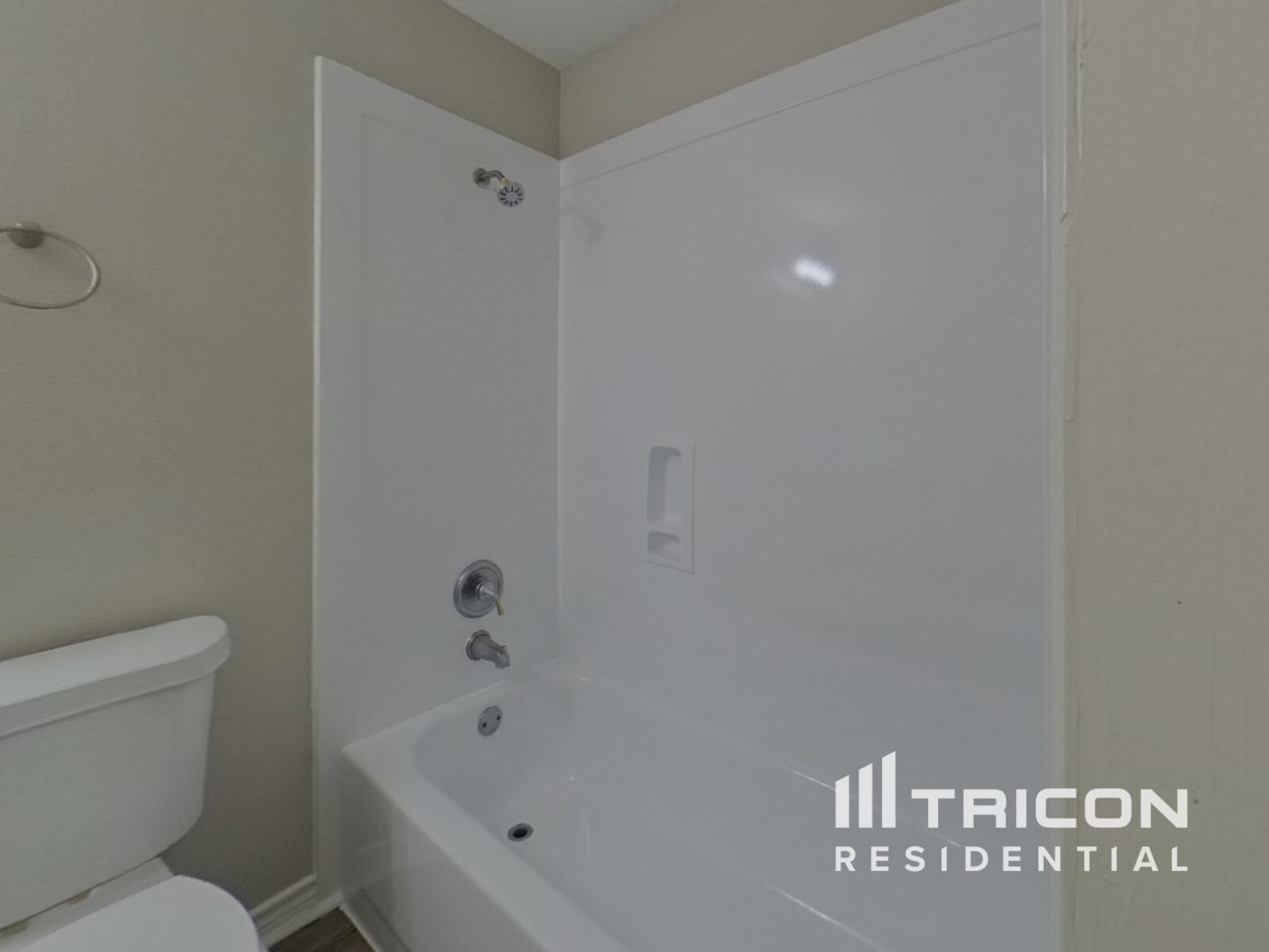 Building Photo - 729 Forest Ln Dr