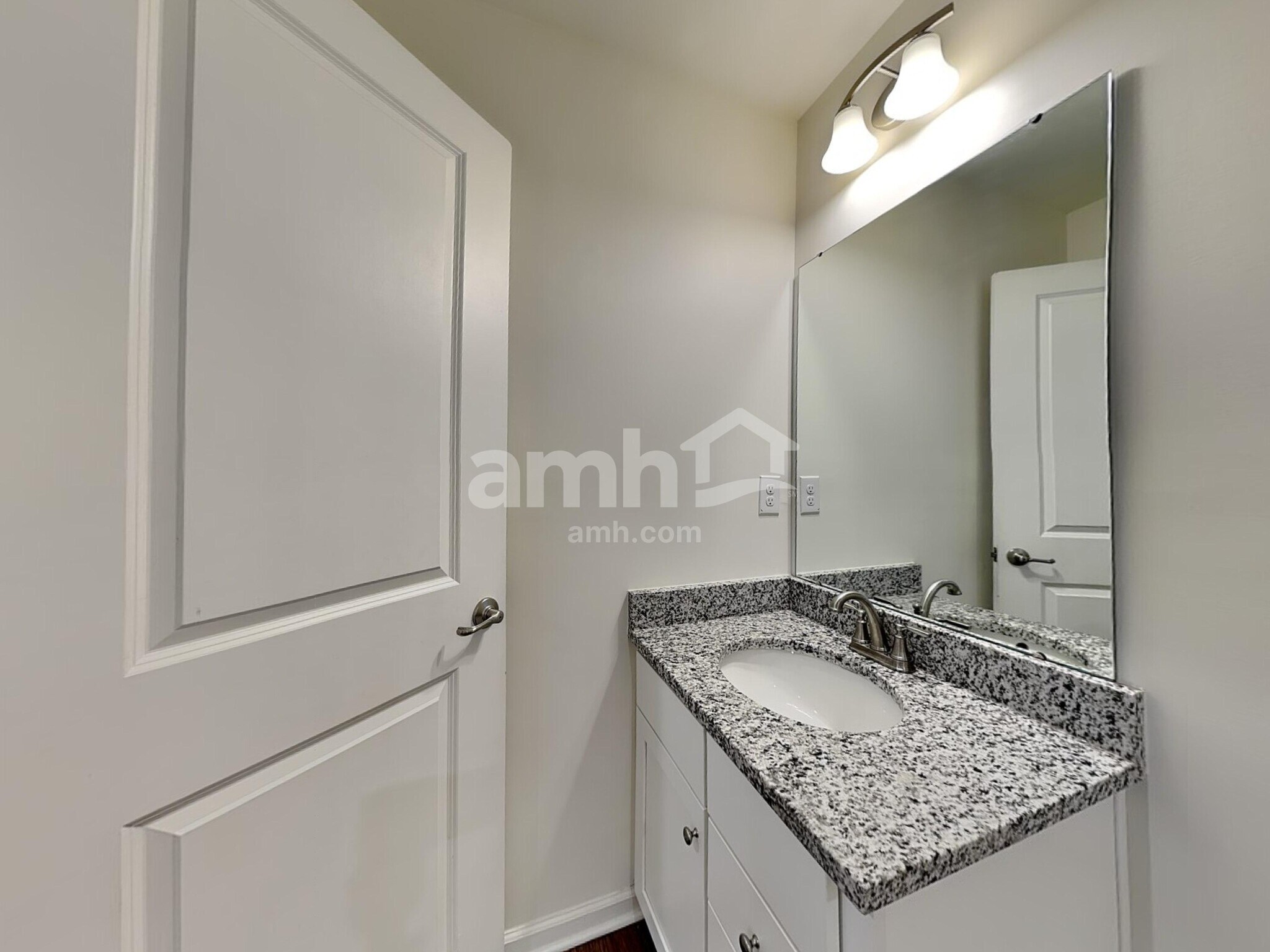 Building Photo - 553 Larragan Dr
