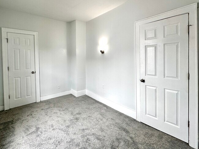 Building Photo - 810 W 2nd St