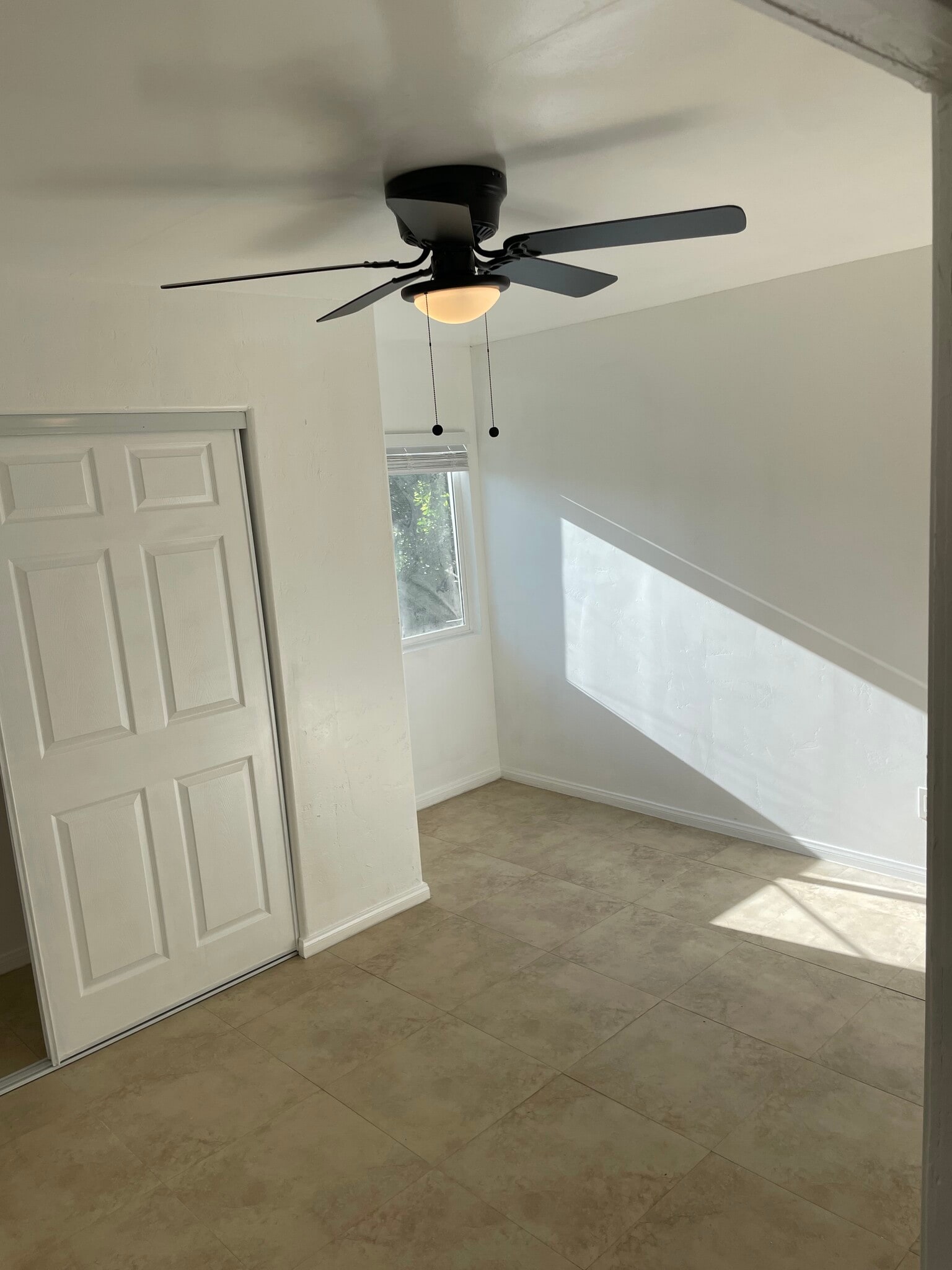 Room 2 - 3806 Linda Vista Dr