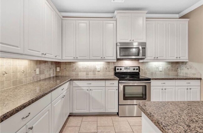 Building Photo - College Station - 3 bedroom / 3 bath Townhome, covered patio & back yard with one car garage.