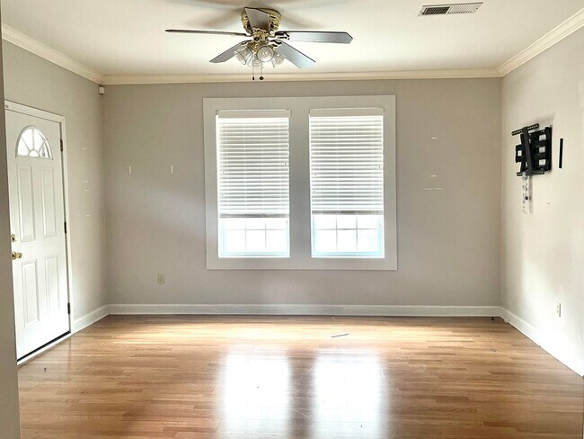 Building Photo - 4 Bedroom Home Now Available in the Midtow...