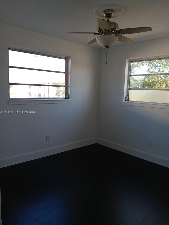 Building Photo - 107 SW 18th Ct