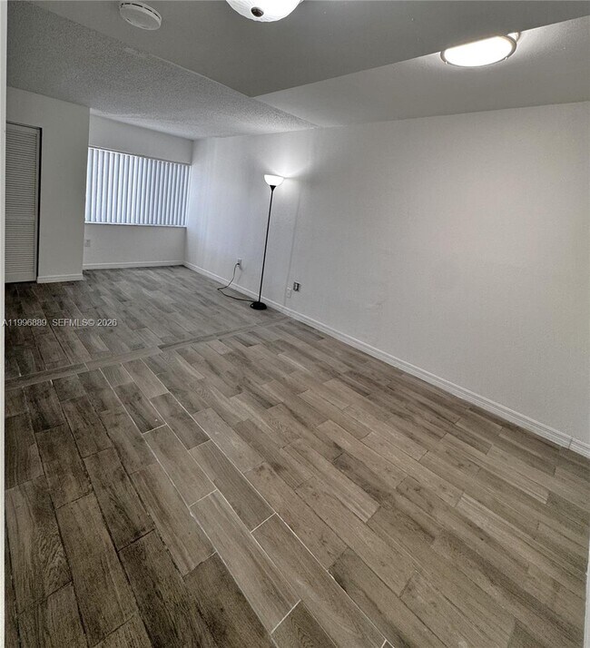 Building Photo - 711 N Pine Island Rd