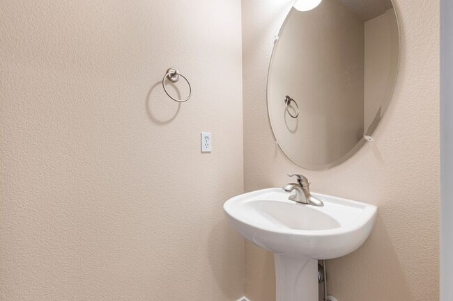 Building Photo - 929 SE Marion St