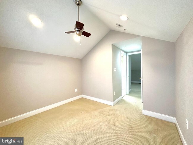 Building Photo - 11837 Regents Park Dr